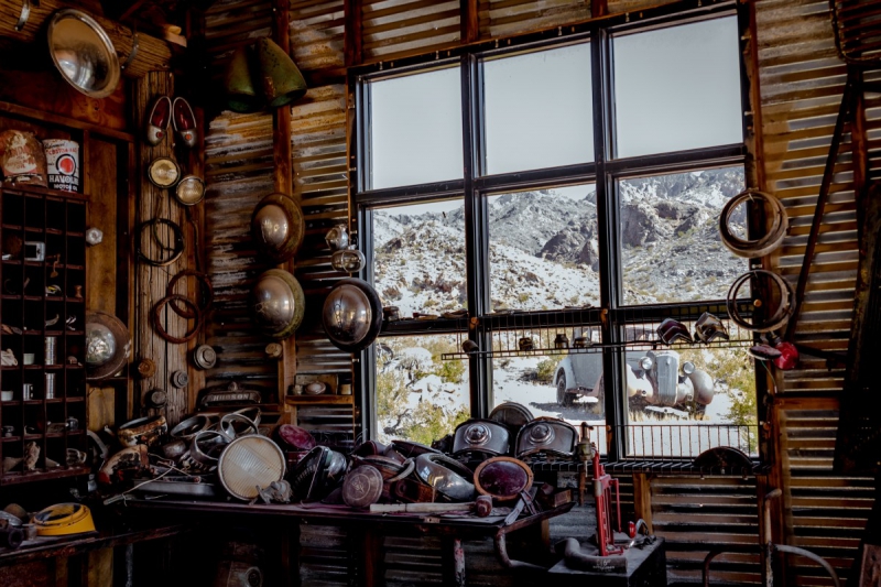 cordonnerie-LA CELLE-min_shop_window_part_junk_abandoned-138873